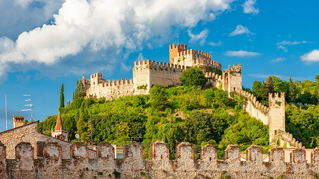 Blick auf die Scaligerburg in Soave