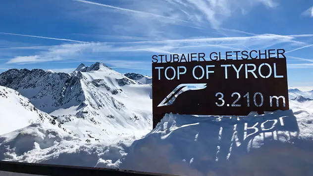 Blick vom Stubaier Gletscher auf 3210 Meter Höhe ins Ötztal