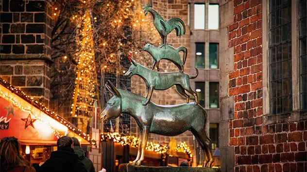 Bremer Stadtmusikanten mit Weihnachtslichtern