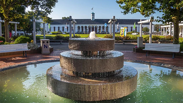 Springbrunnen auf dem Kurplatz vor dem Kurtheater