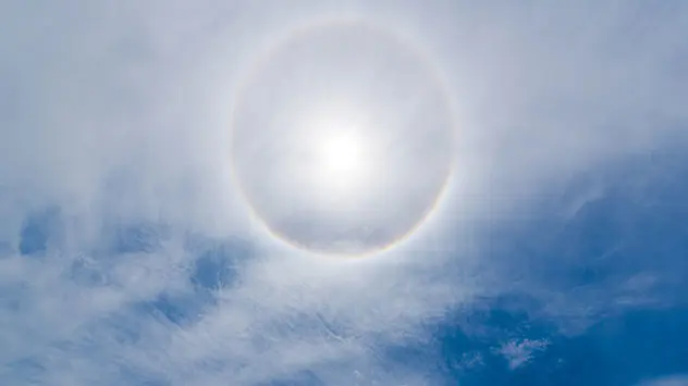 Ein 22-Grad-Halo um die Sonne
