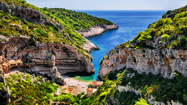 Blick auf die Bucht Stiniva auf der Insel Vis