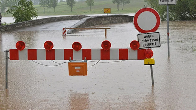 Straßensperre wegen Hochwasser
