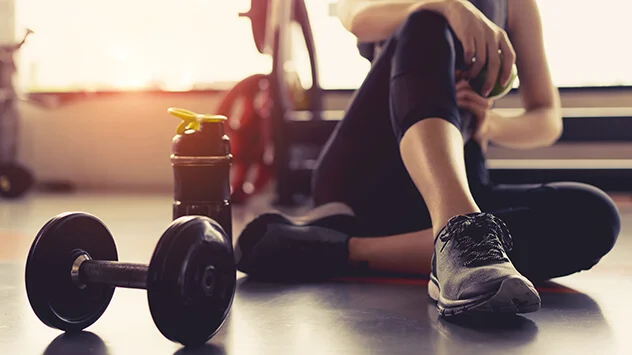 Frau macht Sport in Fitnessstudio