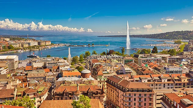 Blick vom Kirchturm über Genf und den See