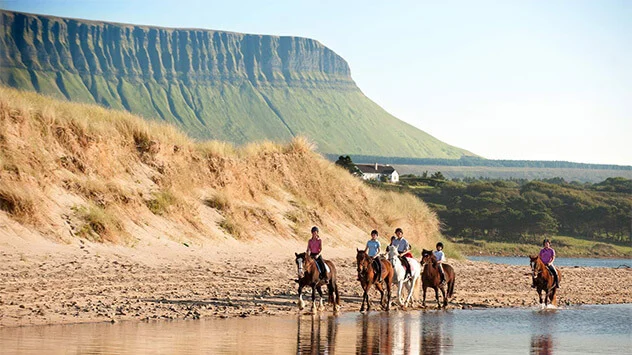 Reiter an einem Strand in der Donegal Bay