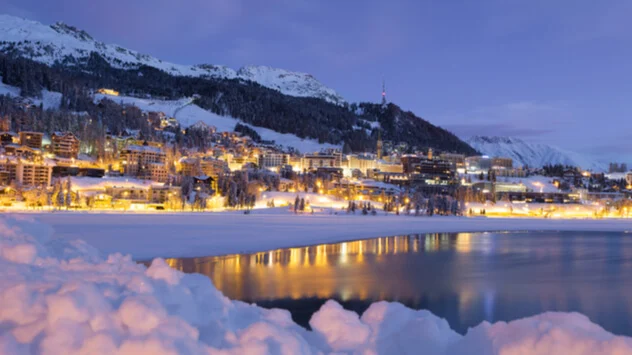 Blick über das nächtlliche St. Moritz