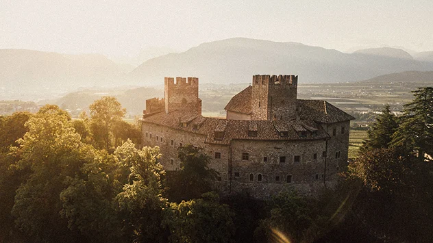 Schloss Freudenstein thront oberhalb von Eppan inmitten der herbstlichen Landschaft.