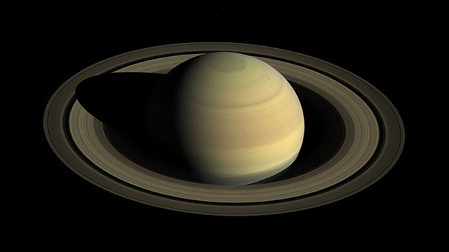 Nicht nur vom Wetter her ist der Saturn der wohl mit Abstand rätselhafteste Planet unseres Sonnensystems.
