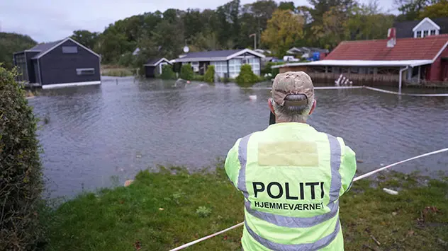 Eine Polizistin dokumentiert die Schäden in Haderslev zwischen Flensburg und Kolding. Die Sturmflut setzt dort ein ganzes Viertel unter Wasser. 