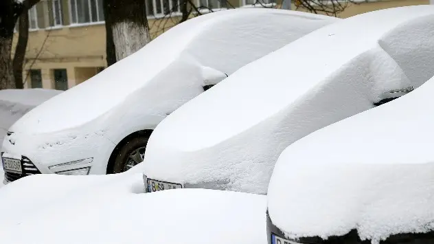 Mașini înzăpezite în București, pe data de 23 martie 2018.