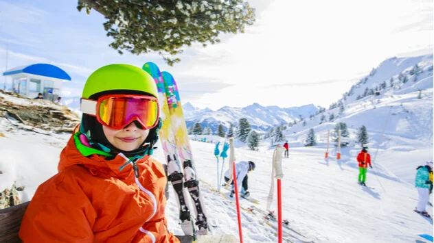 Skifahrendes Kind im Skigebiet der 4 Valleès