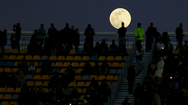 Der Mond geht während eines Fußballspiels in Marokko auf. 