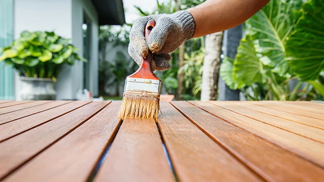 Garten und Balkon frühlingsfit machen: Möbel reinigen Holztisch für den Balkon wird frisch gestrichen