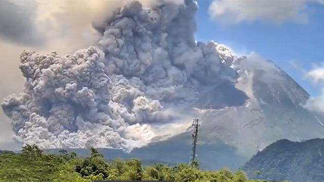 Vulkan Merapi In Indonesien Ausgebrochen - Pyroklastische Ströme ...