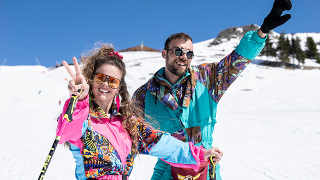 Zwei Skifahrer im 90er-Jahre-Outfit