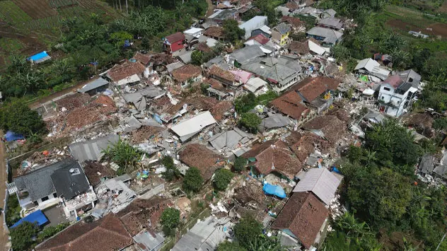 Een luchtfoto toont de verwoeste nederzettingen na de aardbeving in het dorp Suka Mulya in Cianjur, West-Java. Meer dan 2.000 gebouwen stortten in.