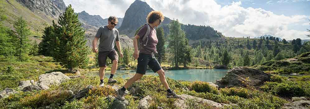 Ein Paar unterwegs auf dem Paznauner Höhenweg