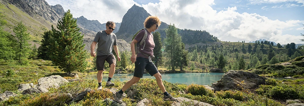 Ein Paar unterwegs auf dem Paznauner Höhenweg