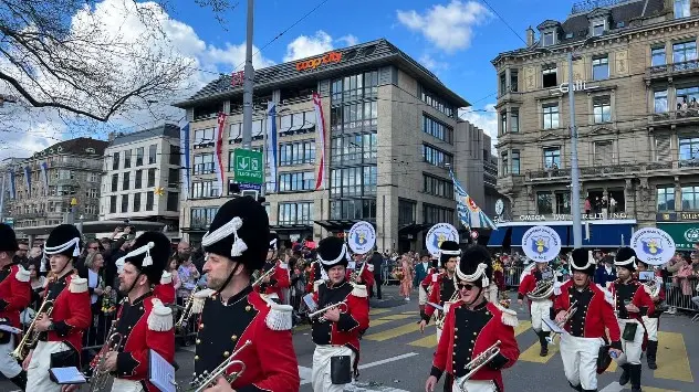 hornorkester i traditionelle klæder i optog
