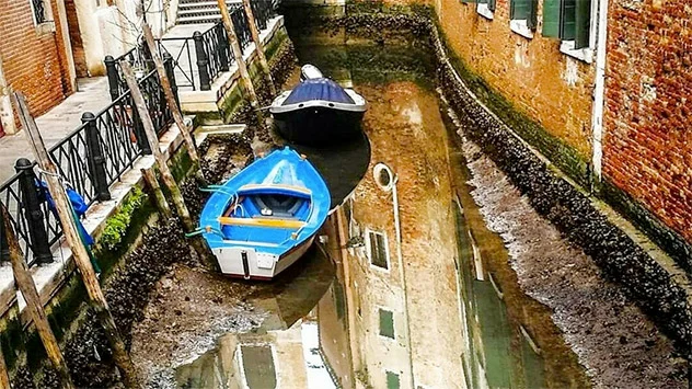 In Venedig sind zahlreiche Kanäle ausgetrocknet.