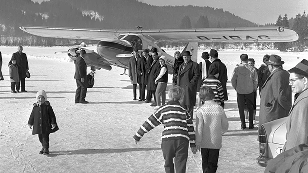 Ein Sportflugzeug startet vom Titisee im Schwarzwald