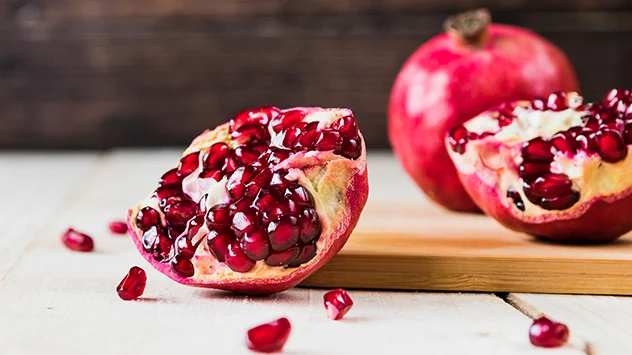 Der Granatapfel ist eine gesunde Frucht für die kalte Jahreszeit. 