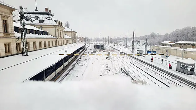 © Maxim Tetovski via WetterMelder Deutschland Geschlossene Schneedecke in einem Vorgarten in Hamburg