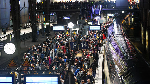 Im Bahnverkehr kommt es zu massiven Behinderungen. Zahlreiche Reisende warten auf einem vollem Bahnsteig am Hamburger Hauptbahnhof auf ihren Zug. 