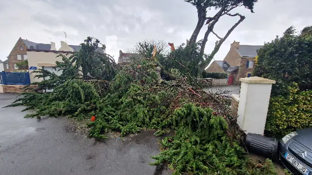 Distrugeri provocate de ciclonul CIARAN în Le Conquet, Bretania, joi dimineață.