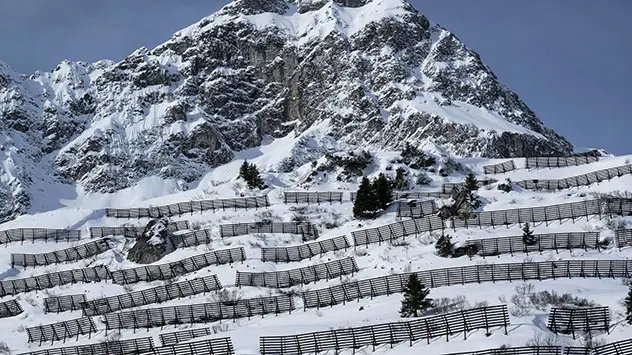 Stützverbauungen halten den Schnee am Berghang fest.