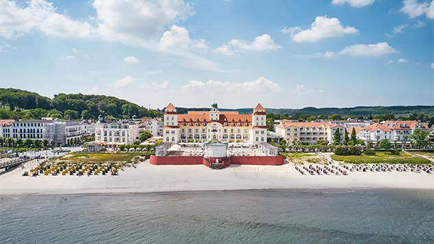 Blick aus der Luft auf das Kurhaus Binz