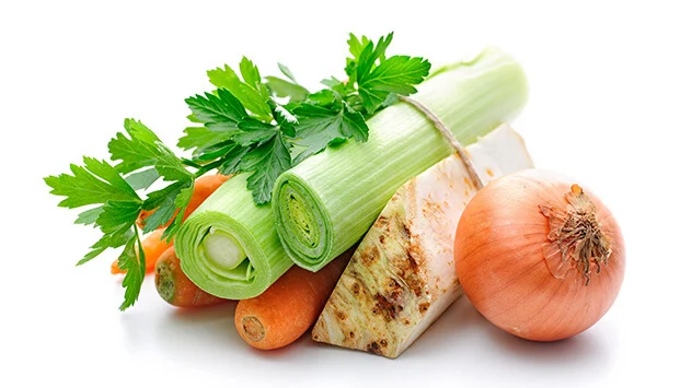 Suppengemüse mit Karotten, Knollensellerie, Lauch, Petersilie und Zwiebeln