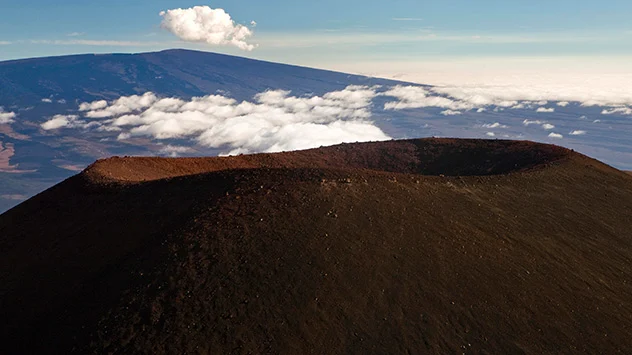 Der Blick vom Gipfel des Vulkans Mauna Kea, 4205 Meter, reicht auf den Mauna Loa am Horizont. 