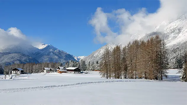 Blick über verschneite Winterlandschaft bei Sonnenschein 