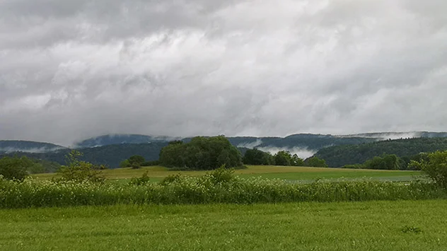 Die Wolkendecke hängt über der grüne Schwäbsichen Alb sehr tief. Wolkenfetzen berühren die Kuppen.