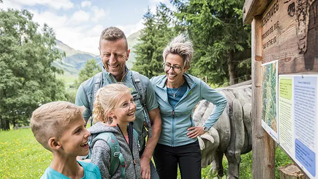 Eine Familie wandert auf dem Gsieser Talblickweg