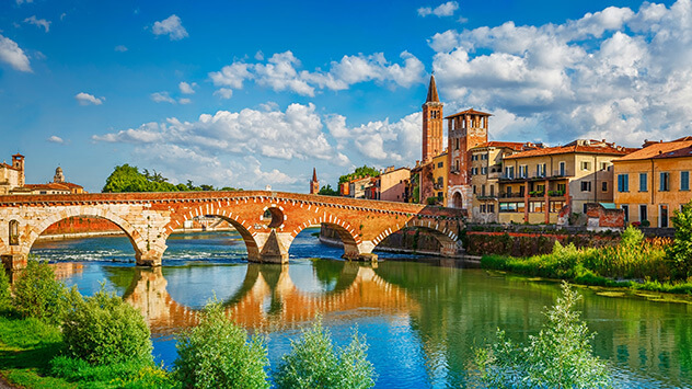Brücke Ponte Pietra in der Altstadt von Verona