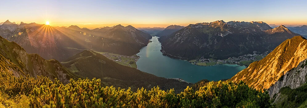 Sonnenuntergang über dem Achensee in Tirol
