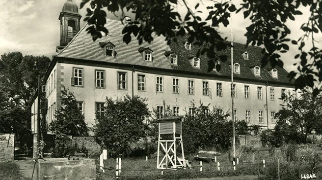Archivbild: Alte Wetterhütte an der Oberschule in Elsterwerda Sachsen.