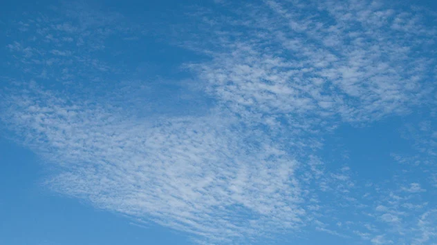 Flockige Schäfchenwolken am blauen Himmel