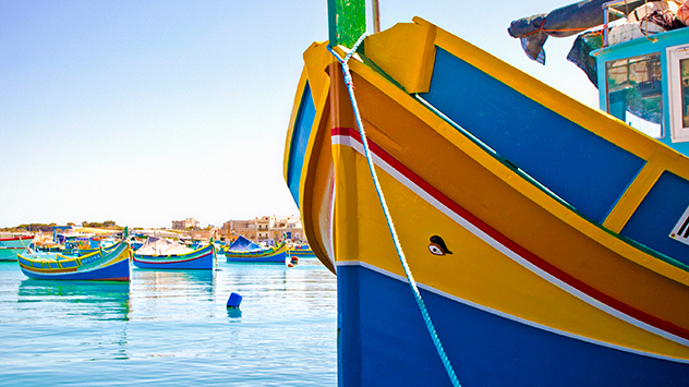 Traditionelle Luzzu-Boote im Hafen von Marsaxlokk