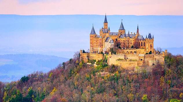 Blick auf die Burg Hohenzollern in einer herbstlichen Dämmerung