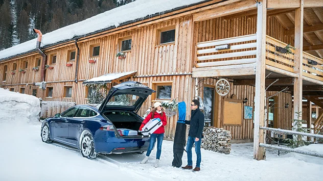 Audi mit montierten Schneeketten 