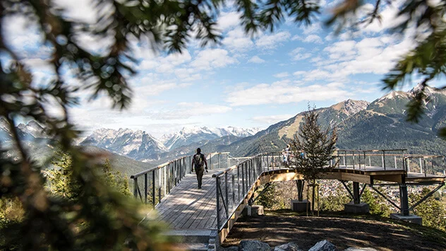 Wanderer auf der Aussichtsplattform Brunschkopf