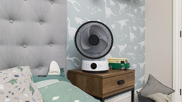 Der kompakte MeacoFan Sefte® 8 Tischventilator mit Akku auf einem Nachttisch am Bett.