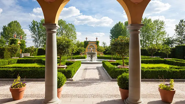 Italienischer Renaissance-Garten mit Hecken und Säulengang