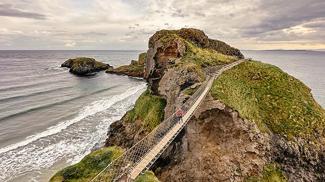 Die Hängebrücke Carrick-a-Rede in der Grafschaft Antrim.