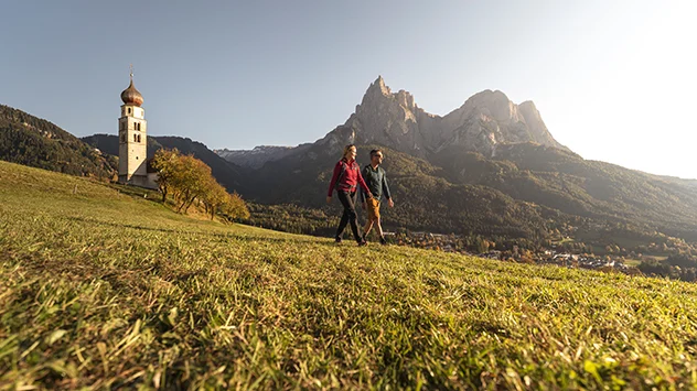 Herbstliche Wanderung auf der Seiser Alm mit Blick auf die Dolomiten