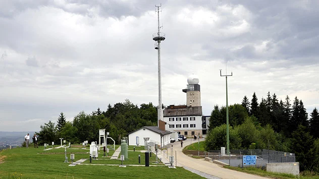 Blick auf das das Meteorologische Observatorium Hohenpeißenberg mit neuen Messgeräten 